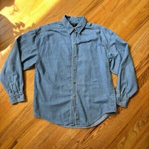 ✨SOLD✨Vintage denim button down with the cutest floral buttons size small - med